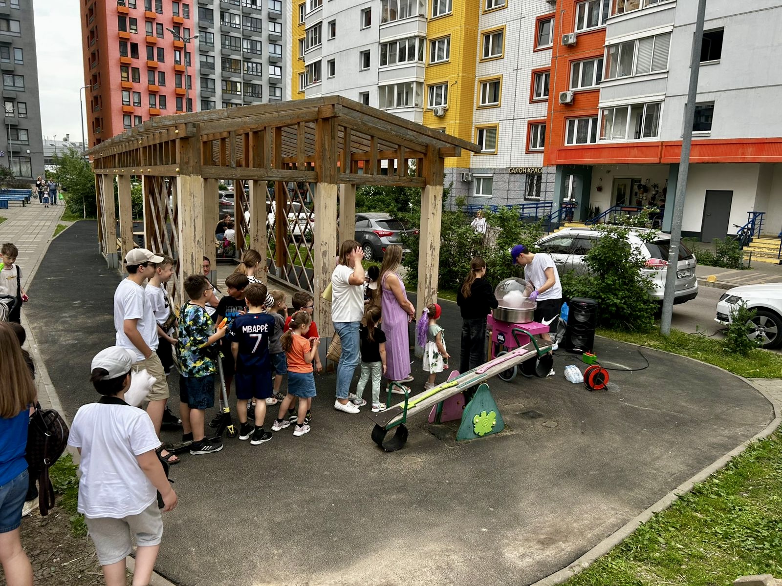 Праздник сладкой ваты на улице Родионова, 7а, 7б, 5 в Химках